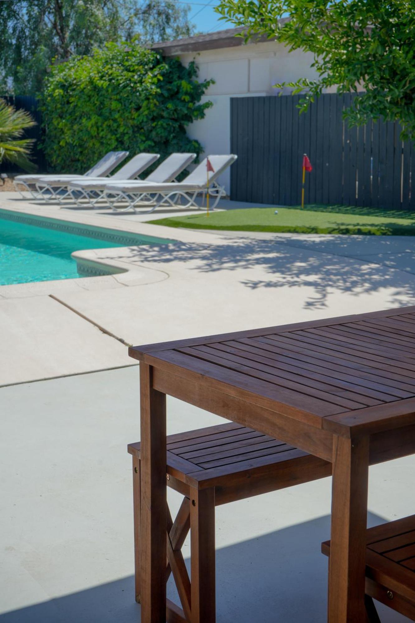 אינדיאו The Pink Cactus - Desert Retreat - Luxe Pool, Golf & Game Room מראה חיצוני תמונה